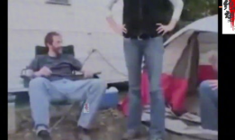 女孩尿裤子视频,女孩不慎尿裤子，温馨画面引网友热议